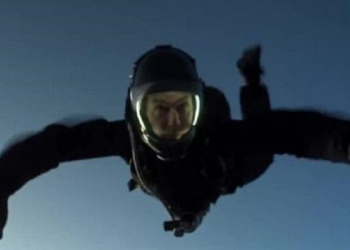 121 150054 tom cruise jumps from 25000 feet abu dhabi 700x400