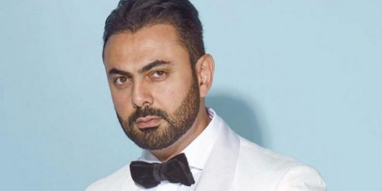 127 100502 mohamed karim bruce willis artist 700x400