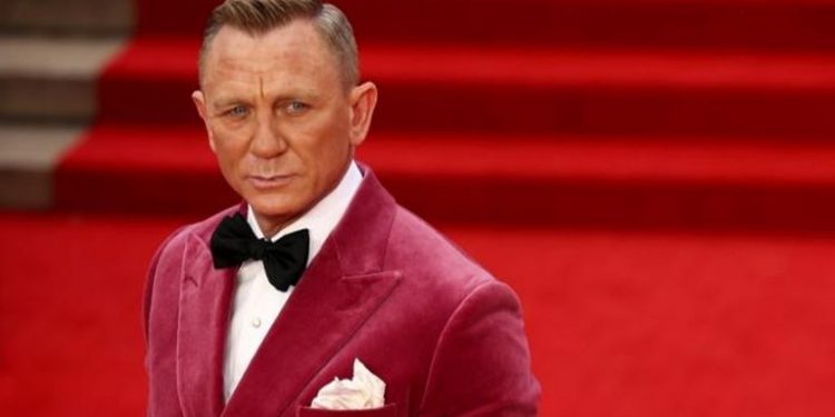 173 183046 critics opinion james bond movie 700x400