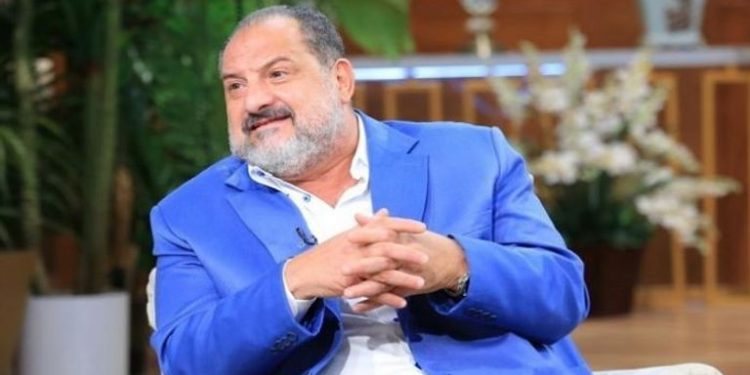 154 001113 khaled sawy wheelchair filming wife 700x400