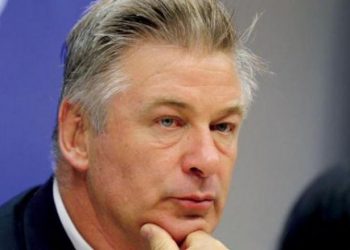 135 213645 alec baldwin police officer set 700x400