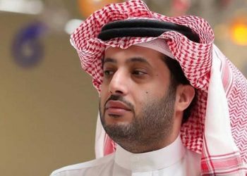 تركي آل الشيخ يداعب الشيخ منصور بن زايد ويهنئه بالتتويج بالبريميرليج