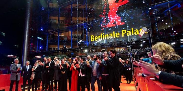 173 200303 berlin film festival impose masks 700x400