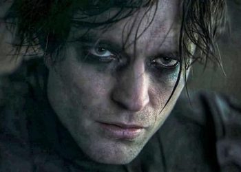 133 201541 the batman director defend batman wearing eyeliner 700x400