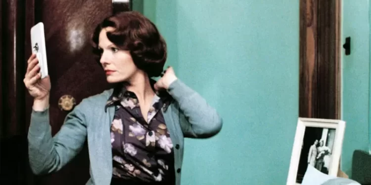 127866312 jeanne dielman 2 alamy.jpg e1670050424561