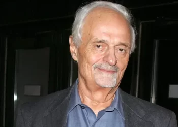 وفاة المخرج الكندي «تيد كوتشيف» عن عمر يناهز 94 عامًا