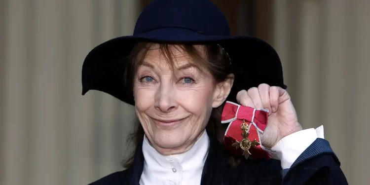 وفاة الممثلة البريطانية «جان مارش» عن عمر يناهز 90 عامًا