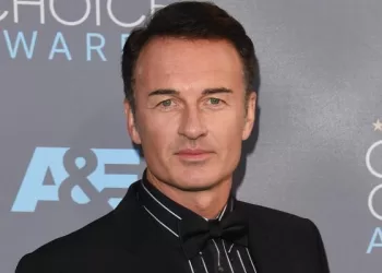 جوليان مكماهون