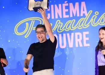 «جولييت بينوش» تسلّم «فاجنر مورا» جائزة أفضل ممثل عن فيلم «العميل السري» في «مهرجان كان»