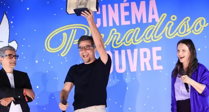 «جولييت بينوش» تسلّم «فاجنر مورا» جائزة أفضل ممثل عن فيلم «العميل السري» في «مهرجان كان»