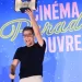 «جولييت بينوش» تسلّم «فاجنر مورا» جائزة أفضل ممثل عن فيلم «العميل السري» في «مهرجان كان»