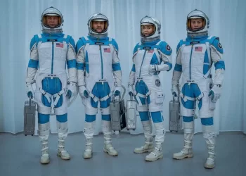 طرح ملصق دعائي جديد لفيلم الأبطال الخارقين «The Fantastic Four: First Steps»