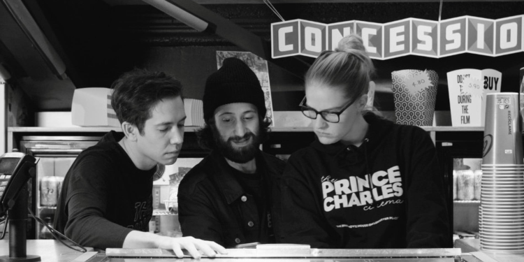 مراجعة فيلم «The Regulars».. كوميديا ساحرة في سينما برينس تشارلز