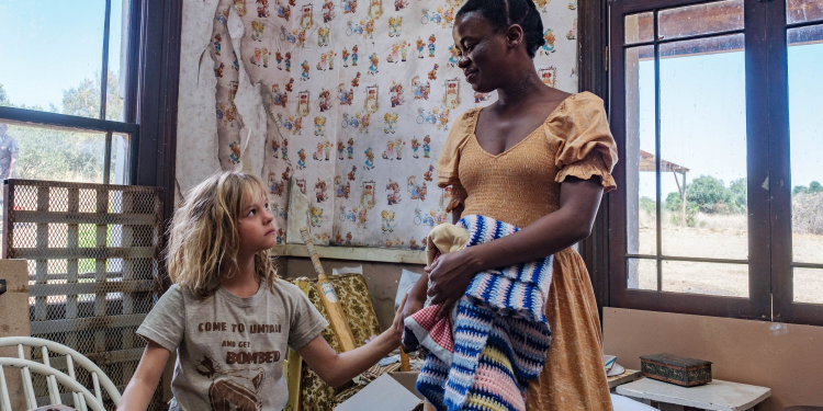 مراجعة فيلم «Don’t Let’s Go to the Dogs Tonight».. نظرة بعين طفل على الأيام الأخيرة لروديسيا