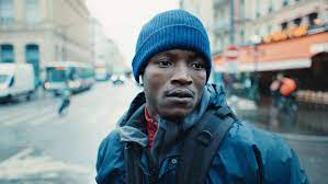 مراجعة فيلم «Souleymane’s Story».. أداءٌ رائع يوازن دراما رجلٍ يتشبّث بالبقاء على هامش الحياة في باريس