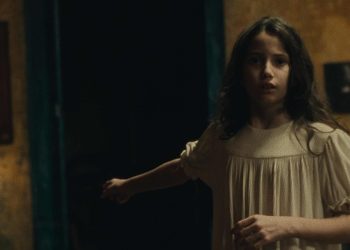 مراجعة فيلم «A Mother’s Embrace».. جرعة من رعب الصدمات بينما تواجه إطفائية ماضيًا مضطربًا