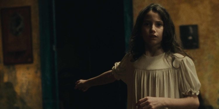 مراجعة فيلم «A Mother’s Embrace».. جرعة من رعب الصدمات بينما تواجه إطفائية ماضيًا مضطربًا