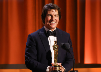 «توم كروز» يحصل على جائزة «الأوسكار الفخرية» ويؤكد التزامه بحماية قوة السينما