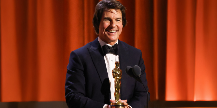 «توم كروز» يحصل على جائزة «الأوسكار الفخرية» ويؤكد التزامه بحماية قوة السينما