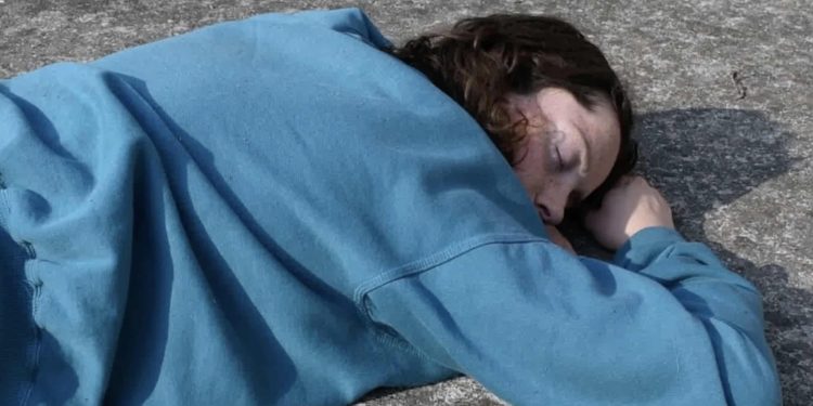 مراجعة فيلم «Fantasie».. دراسة لأوفيليا عصرية غارقة في طوفان سمعي بصري