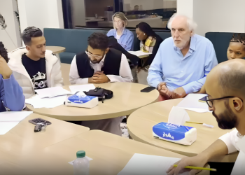 بدء التحضيرات لفيلم «العيون الساهرة» من إنتاج «هيئة الترفيه» وبمشاركة المخرج العالمي «فيليب نويْس»