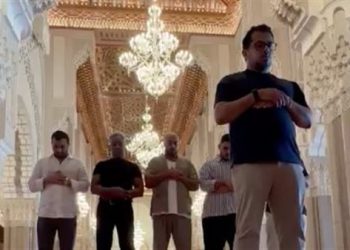 «جيانكارلو إسبوزيتو» ينطق الشهادتين ويشارك فريق «7Dogs» الصلاة في السعودية
