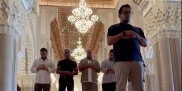 «جيانكارلو إسبوزيتو» ينطق الشهادتين ويشارك فريق «7Dogs» الصلاة في السعودية
