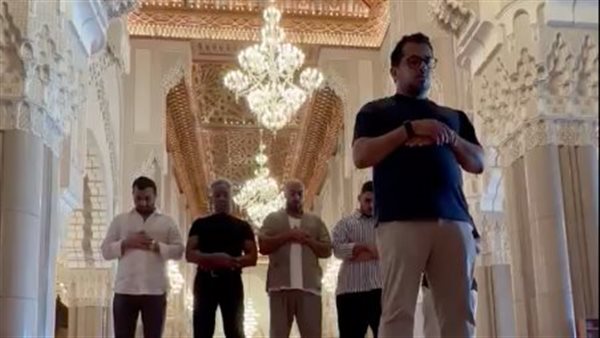 «جيانكارلو إسبوزيتو» ينطق الشهادتين ويشارك فريق «7Dogs» الصلاة في السعودية