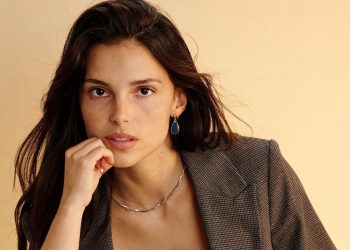 «إندي نافاريت» تحصد جائزة أفضل ممثلة صاعدة عن «Obsession» في احتفالية اختيار النقاد