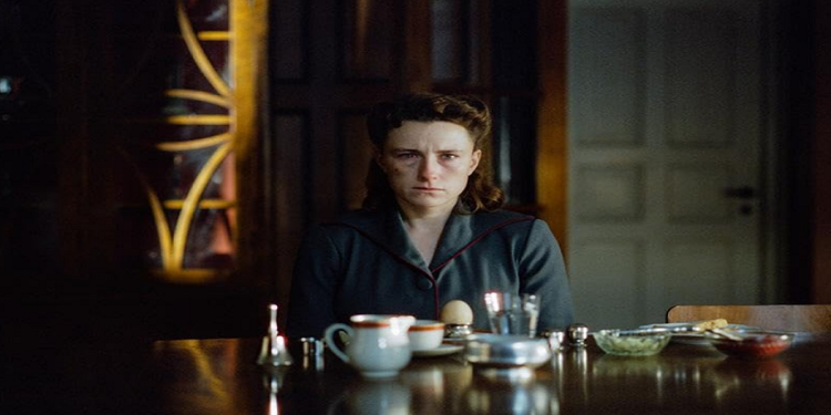 «Woman Unknown» ماضي الحرب يطارد امرأة في دراما عن الخوف والنبذ الاجتماعي تحصد «الأسد الذهبي»