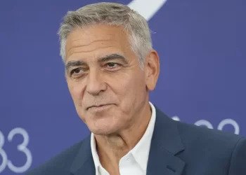 «جورج كلوني» يحذر من تأثير الذكاء الاصطناعي على «هوليوود» خلال تكريمه في «مهرجان فينسيا»