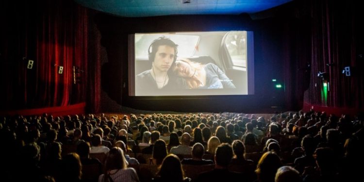 كيف يربح الفيلم السينمائي؟.. شباك التذاكر ليس دائمًا مصدر الإيرادات الأكبر